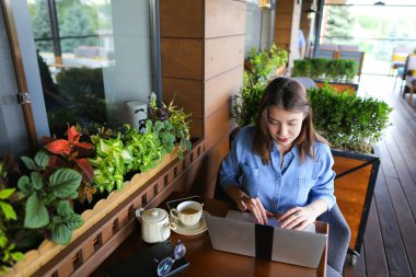 Çekici kız restoranda çay içme  .