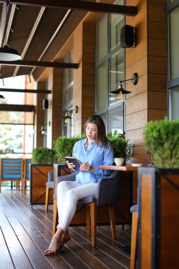 Çekici kız restoranda çay içme  .