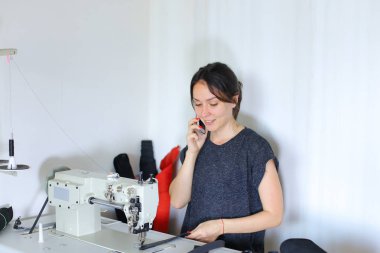     Dikiş makinesi kullanarak terzi dikiş kemer.