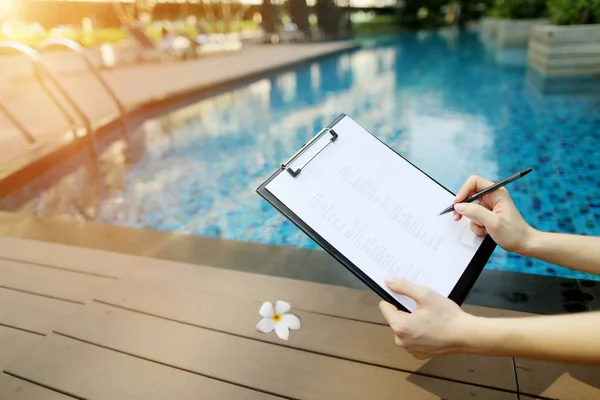 Centrarse en el documento, chica llena de papel vacío en el fondo de la piscina. Frente utilizado con licencia Open Font — Foto de Stock