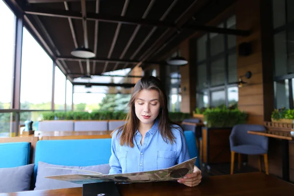 Hermosa dama leyendo menú en la cafetería   . — Foto de Stock
