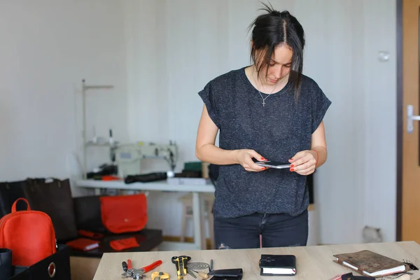 Chica tomando fotos de portátil hecho a mano con el teléfono inteligente . — Foto de Stock