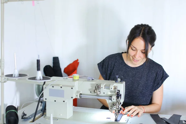 Seamstress sewing belt using sewing machine. — Stock Photo, Image