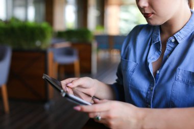Neşeli kız Restoran masada tablet ile çalışma.