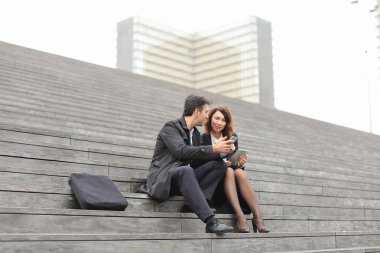      erkek ve kadın Ofis çalışanları merdiven üzerinde oturan break harcamak