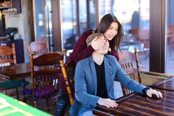 Schriftsteller mit Smartwatch in der Hand wartet Geschäftspartner im Café — Stockfoto