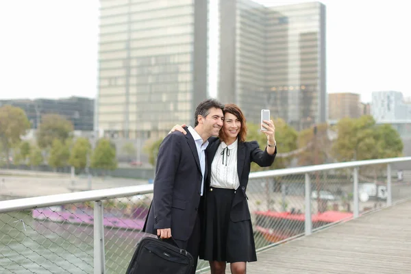 Comercializador hombre y mujer gerente de RRHH usando teléfono inteligente tomando sel —  Fotos de Stock