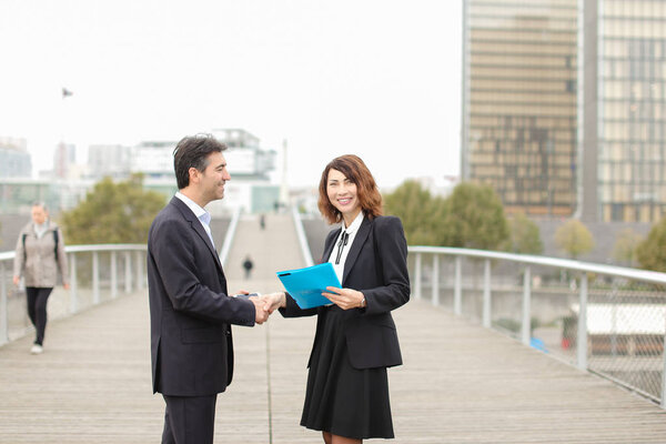      старые IT бизнес-партнеры мужчина со смартфоном и женщина встретиться
