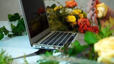 Bilgisayar üzerinde floris kızlar el yazdırır Close-Up çekim