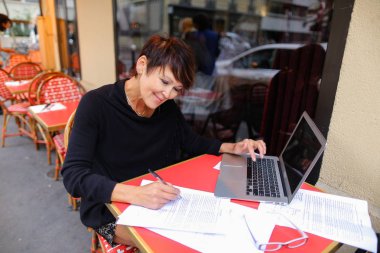  Orta yaşlı kadın extramural öğrenci dizüstü için kullanma 