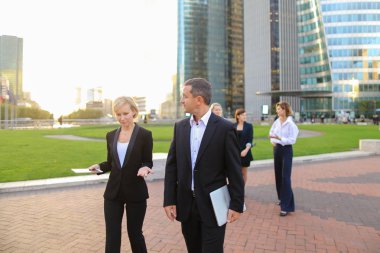 La Defense Paris w konuşurken iş organizasyonu çalışanları