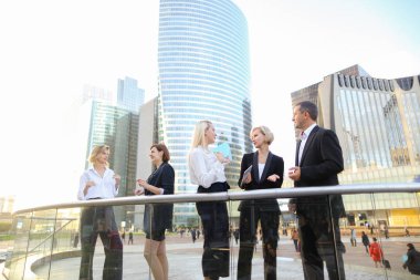 Mutlu iş ekip üyeleri dışında konuşan  .