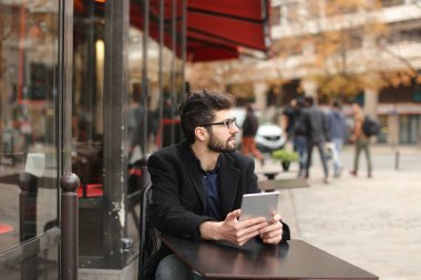 Grafik tasarımcı Tablet ve kağıtları kafeterya masada çalışma