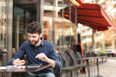 Genç Baba kart ile smartphone vasıl kafede tarafından online satın alma  .