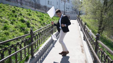 Gizli ajan örtüsü altında.