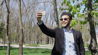 Yeni telefon test ve barış üye el gösterilen Müslüman çocuk