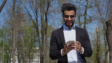 Arap yazar telefon e-postayı denetleme.