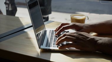 Teknik Müfettiş siteleri denetler.