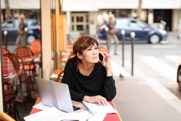 Cliente femenino del centro de co-trabajo hacer compras por crédito — Foto de Stock