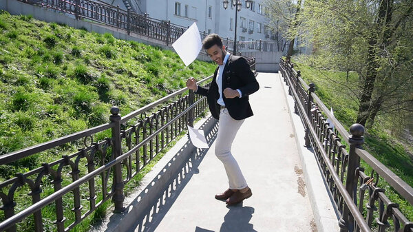 Секретный агент под прикрытием
.