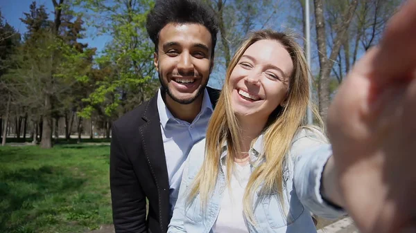 Jeune couple parlant avec psychologue par appel vidéo — Photo