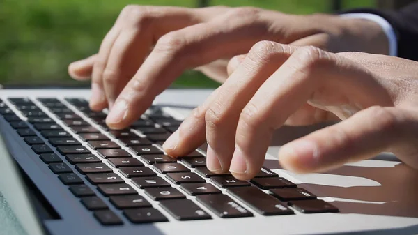 Freelancer haciendo trabajo online en laptop . — Foto de Stock