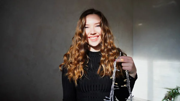 Jeune femme souriante, regardant la caméra avec les cheveux bouclés — Photo