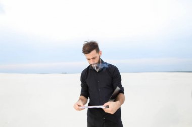   Deniz araştırma yürüten coğrafyacı erkek yasaktır. 