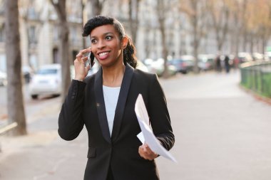 Yabancı öğrenci smartphone, yürüyüş ve yakın f konuşurken