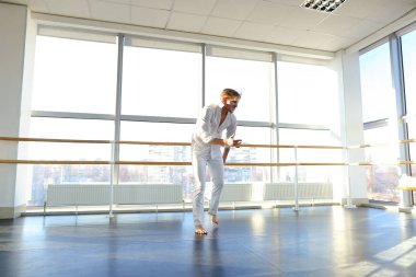 Dans okulu yüksek lisans vücut hareketleri yapma.