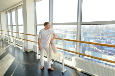 Ayrıntılar yeni müşteri ile tartışırken spor Fitness Eğitmeni