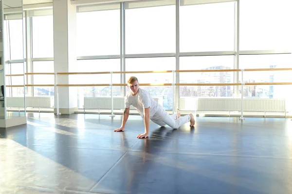 Entraînement d'homme au studio en costume blanc . — Photo