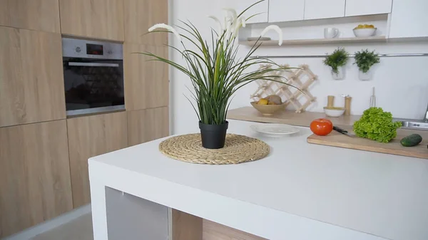 Tiro elegante cocina y mesa en la que hay verduras en — Foto de Stock