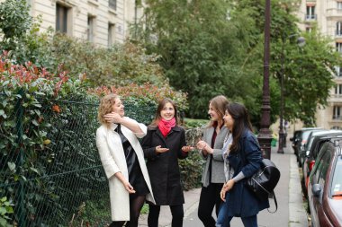 Uluslararası Öğrenciler öğretmen ile açık havada içinde söz  .