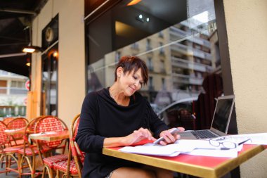      yaşlı kadın öğretmen dizüstü bilgisayar ve WRI açık hava çalışma