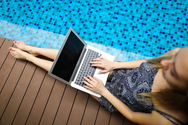 Close-up retrato de mulher feliz com laptop ensolarado no dia na swi — Fotografia de Stock