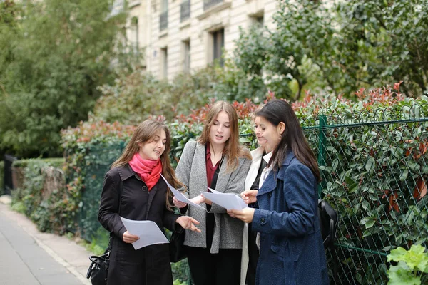 Étudiants étrangers apprenant l'anglais avec des papiers près de l'université bu — Photo