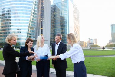 Finansal analistler Kripto para tablet ile tartışıyor  .