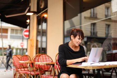      yaşlı kadın senarist senaryo laptop ile çalışma. 