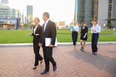 Sonra iş konferans La savunma Paris'te yürüyüş iş arkadaşları