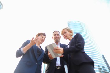 İş ortakları dışındaki Kripto para tartışıyor