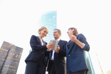 Mutlu iş ekip üyeleri dışında konuşan  .