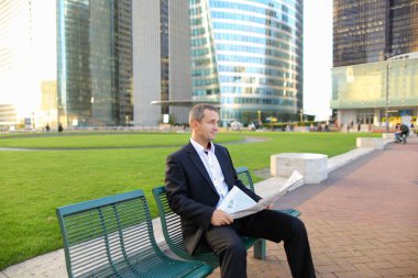 Ferah erkek Yöneticisi dışında gazete okuma  .