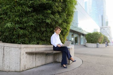 İstatistikçi dışında laptop ve renk diyagramları ile çalışma.