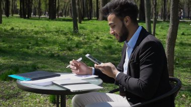 Kağıt işi ve telefonda konuşurken serbest meslek. 