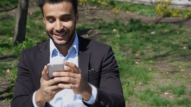 Müslüman telefon oyun oynamak.