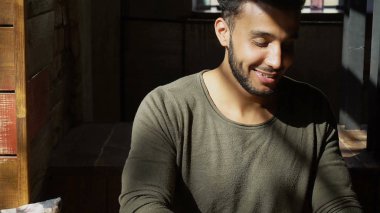 Öğrenci mezun olduktan sonra iş arıyor. 