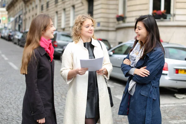 Internationella studenter lära sig engelska och promenader utanför i — Stockfoto