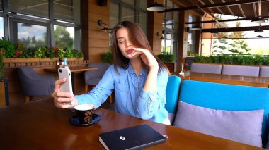 Çekici kız selfie smartphone ile fincan kahve yapma 