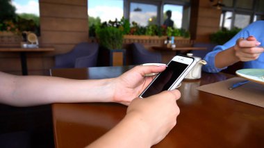 Eller yukarı uzun çivi smartphone vasıl café du tarama ile yakın